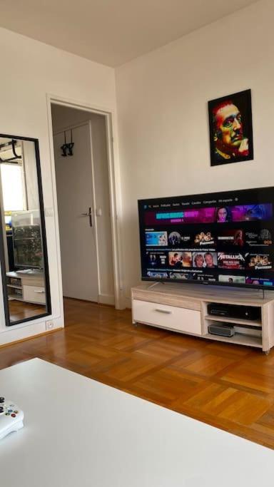 Nice Loft With Romantic View Over The Eiffel Tower Paris Exterior photo